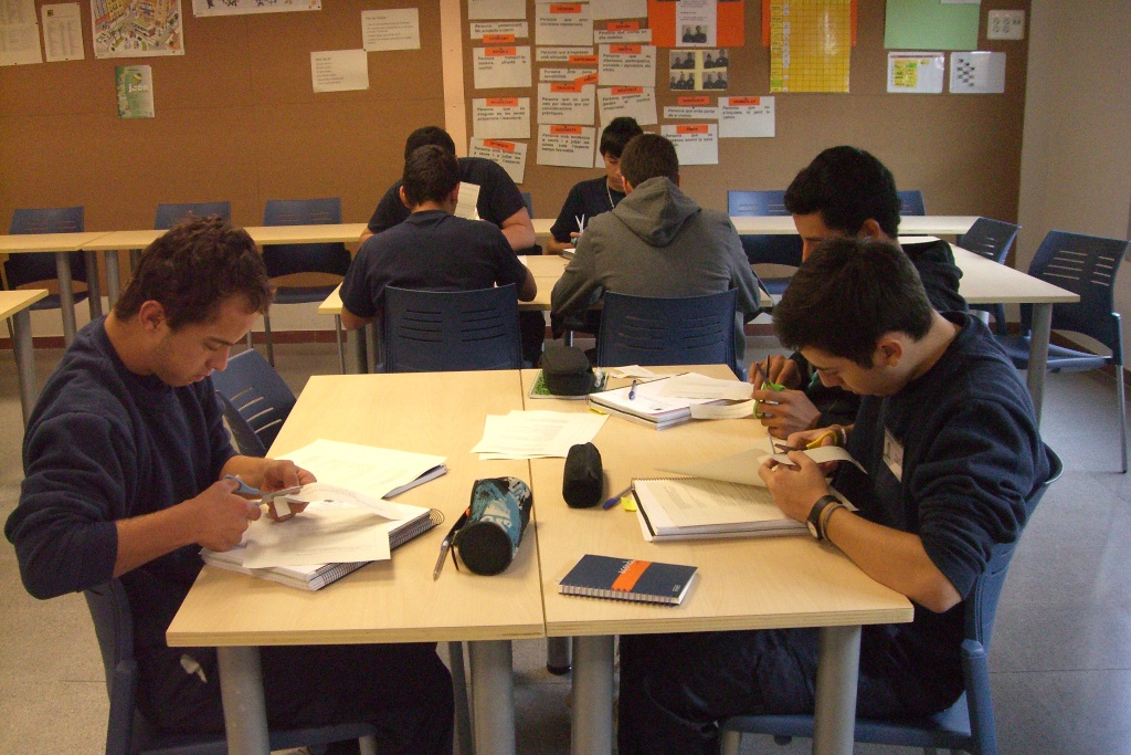 Treball a l'aula - Foto 83087227