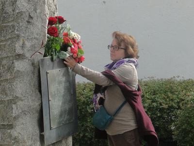 Reposici de la placa en record dels morts a la Guerra Civil