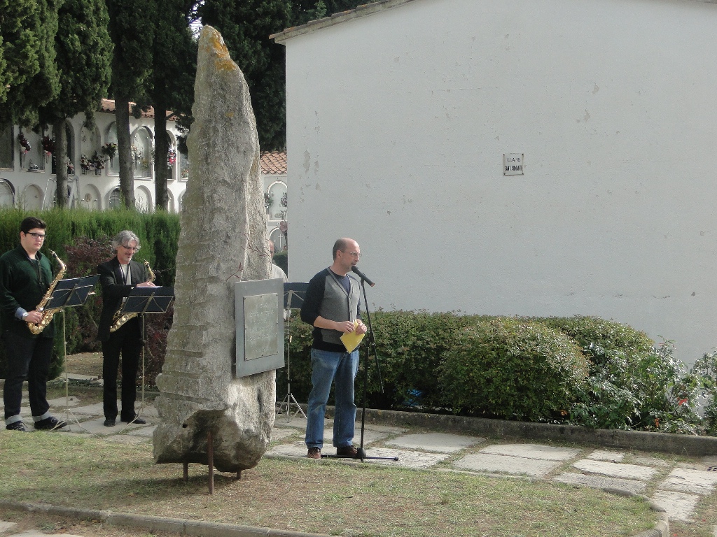 Reposici de la placa en record dels morts a la Guerra Civil