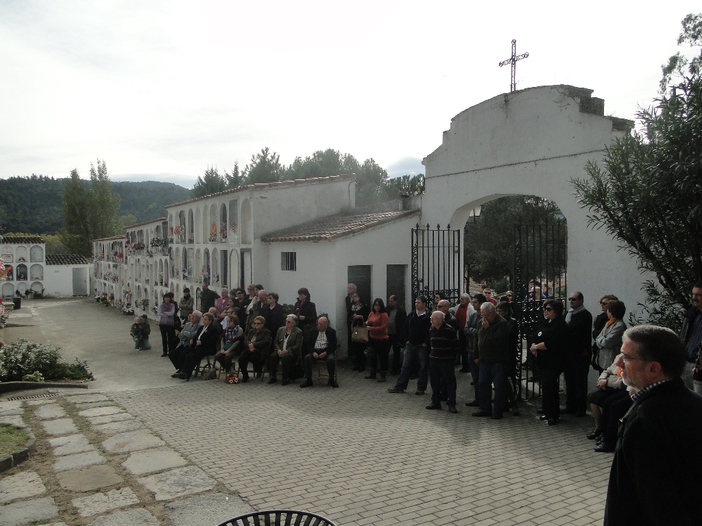 Reposici de la placa en record dels morts a la Guerra Civil