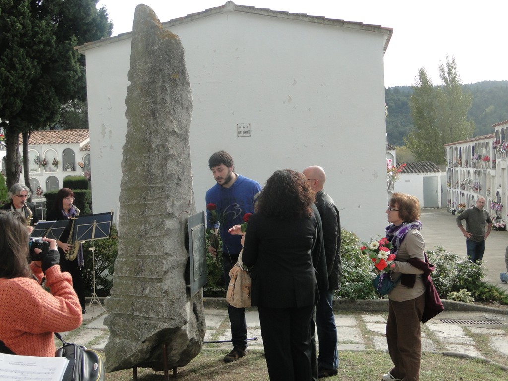 Reposici de la placa en record dels morts a la Guerra Civil