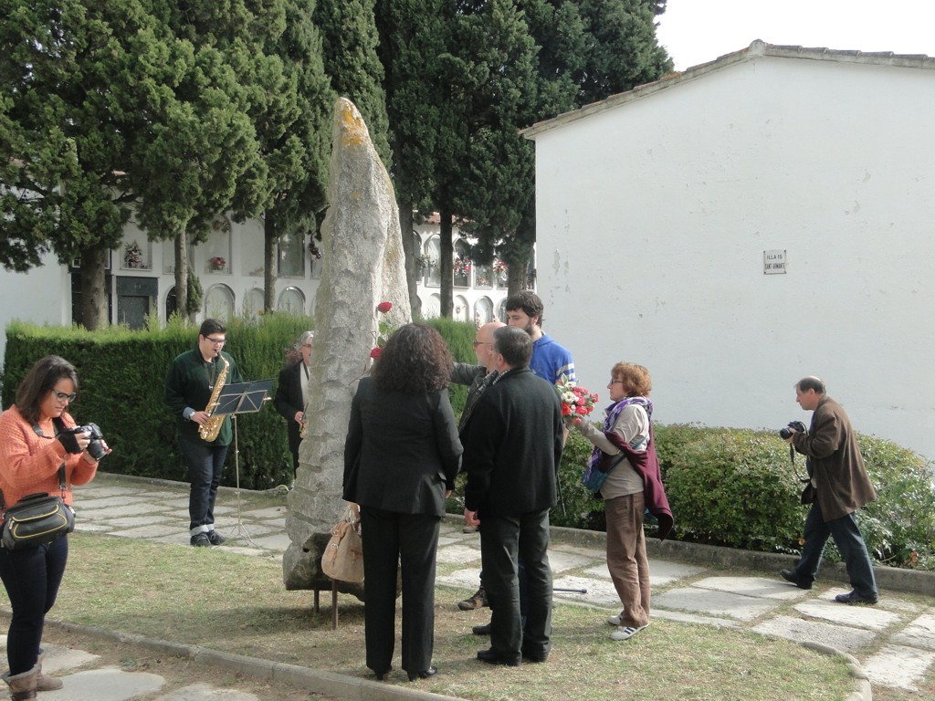 Reposici de la placa en record dels morts a la Guerra Civil