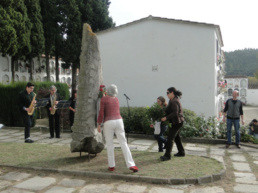 Reposici de la placa en record dels morts a la Guerra Civil
