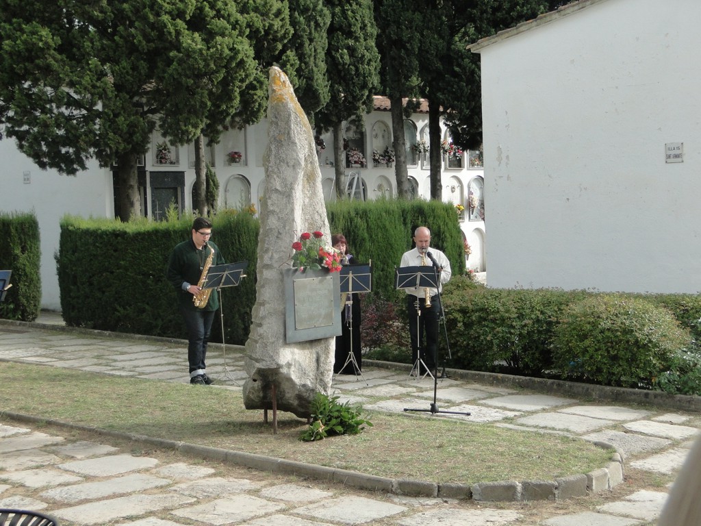 Reposici de la placa en record dels morts a la Guerra Civil