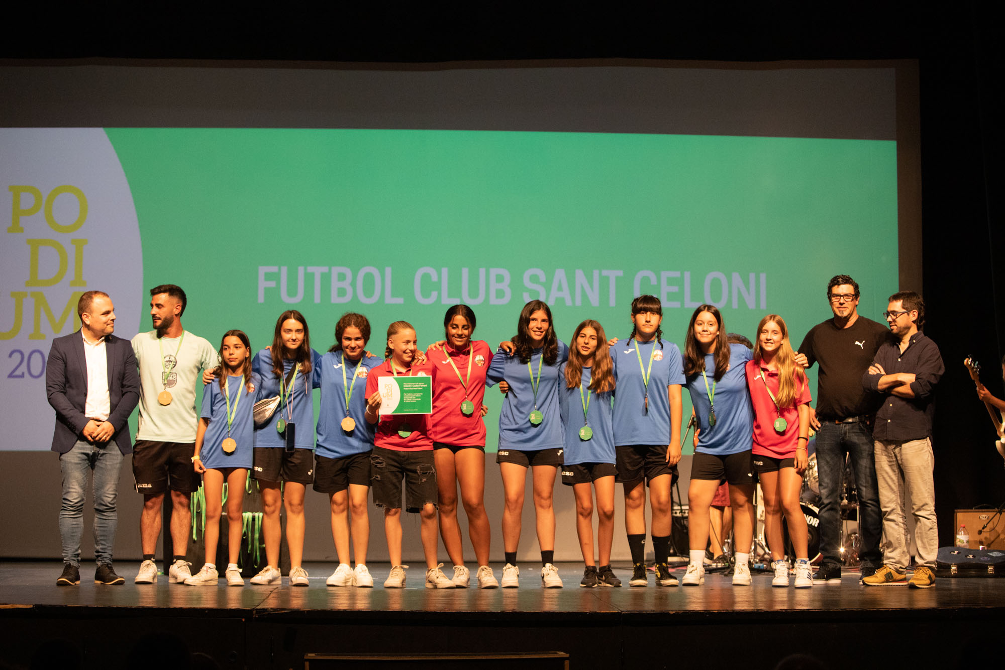 Diploma als equips cadet i infantil femen del Futbol Club Sant Celoni