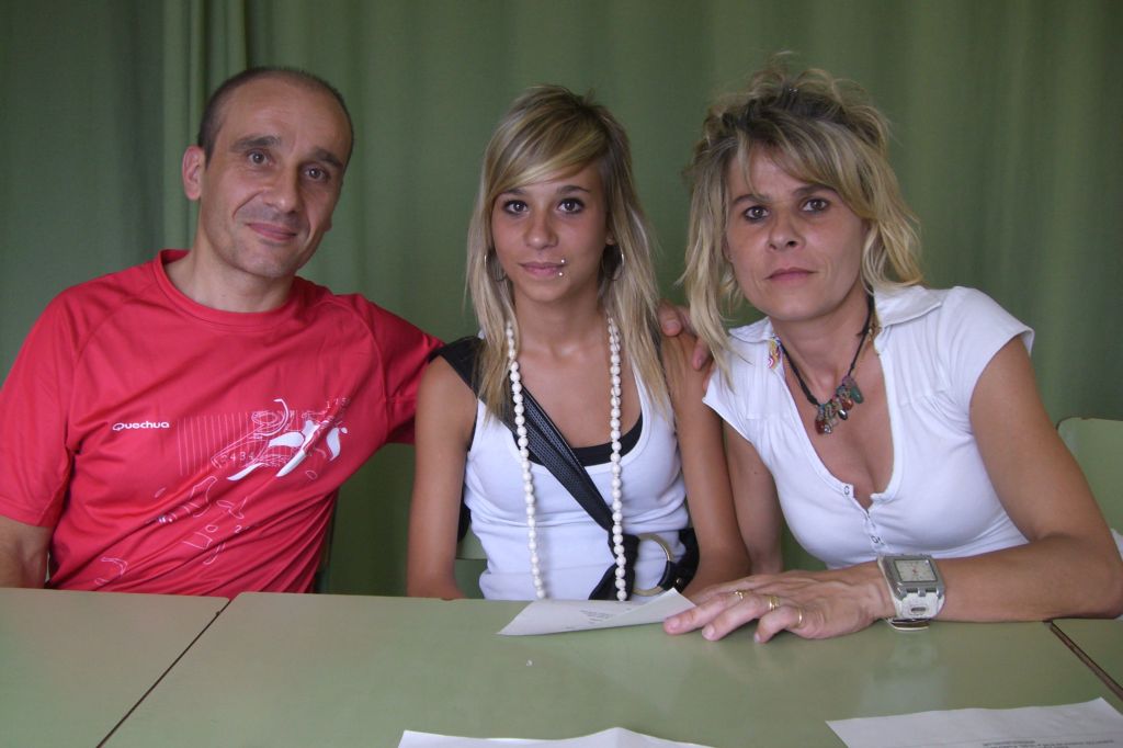 Els joves i les seves fam�lies - Foto 54159572