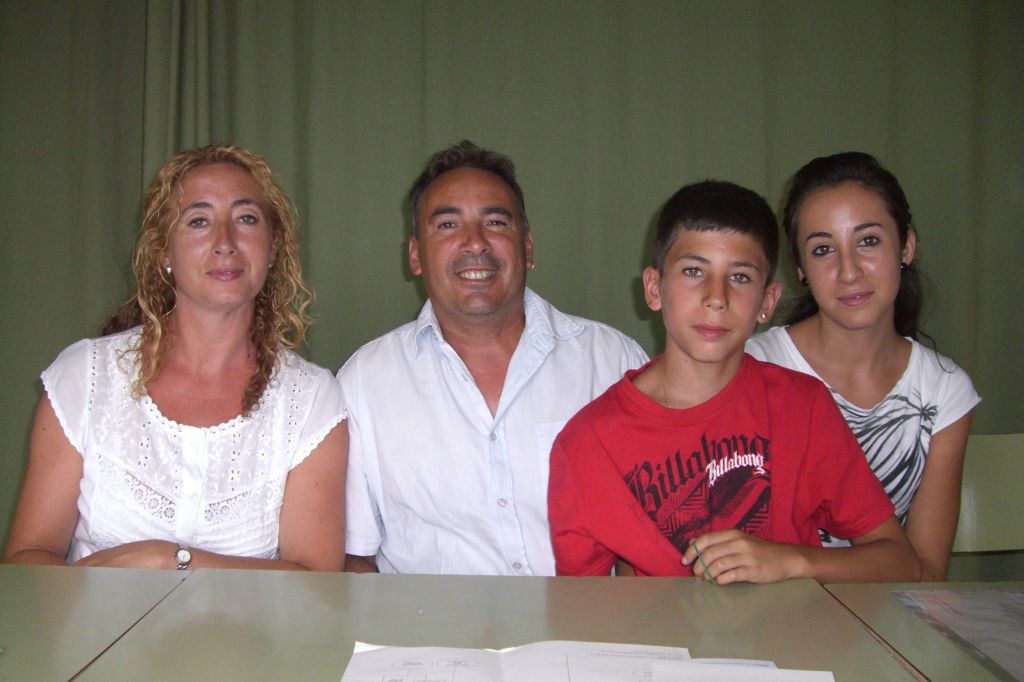 Els joves i les seves fam�lies - Foto 35309657