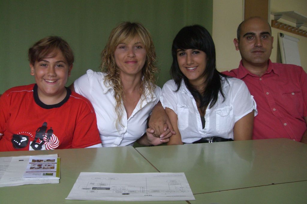 Els joves i les seves fam�lies - Foto 44365299
