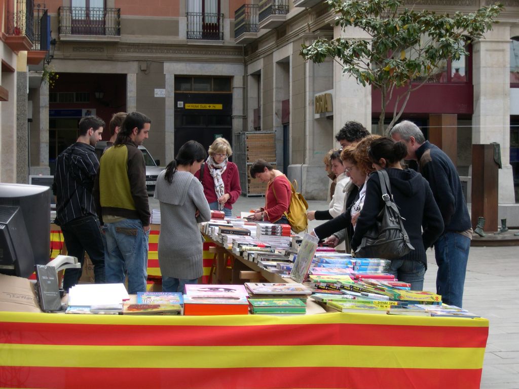 Venda de llibres i roses - Foto 30379535