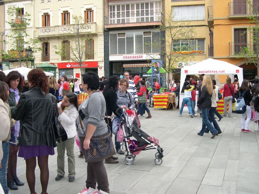 Venda de llibres i roses - Foto 24700274