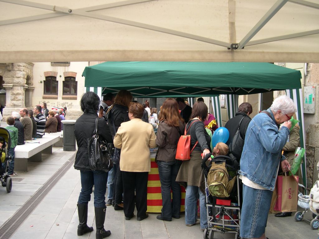 Venda de llibres i roses - Foto 58265844