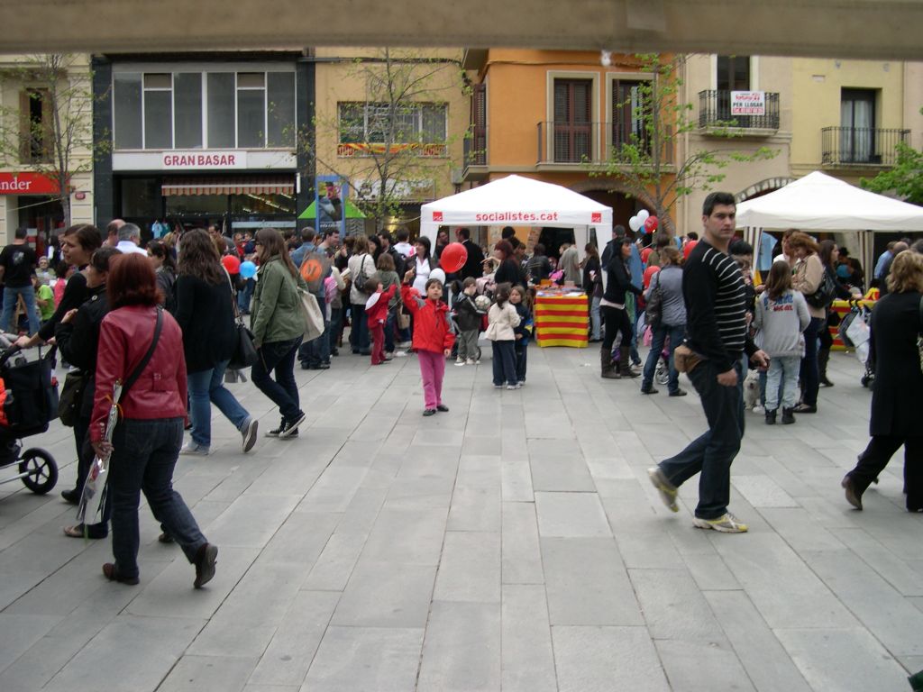 Venda de llibres i roses - Foto 76273956