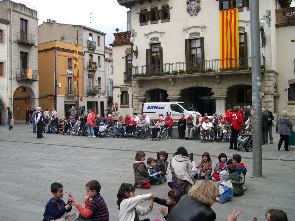 Lliurament de roses als avis de la Creu Roja - Foto 92619016