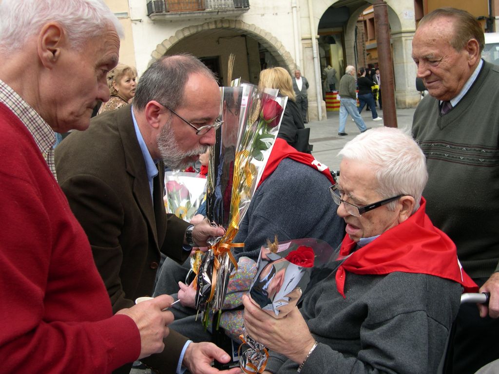 Lliurament de roses als avis de la Creu Roja - Foto 12509419