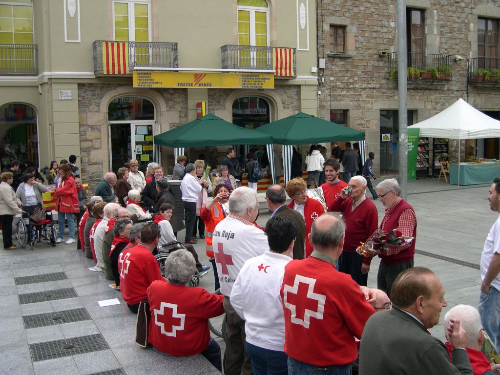 Lliurament de roses als avis de la Creu Roja - Foto 67296827