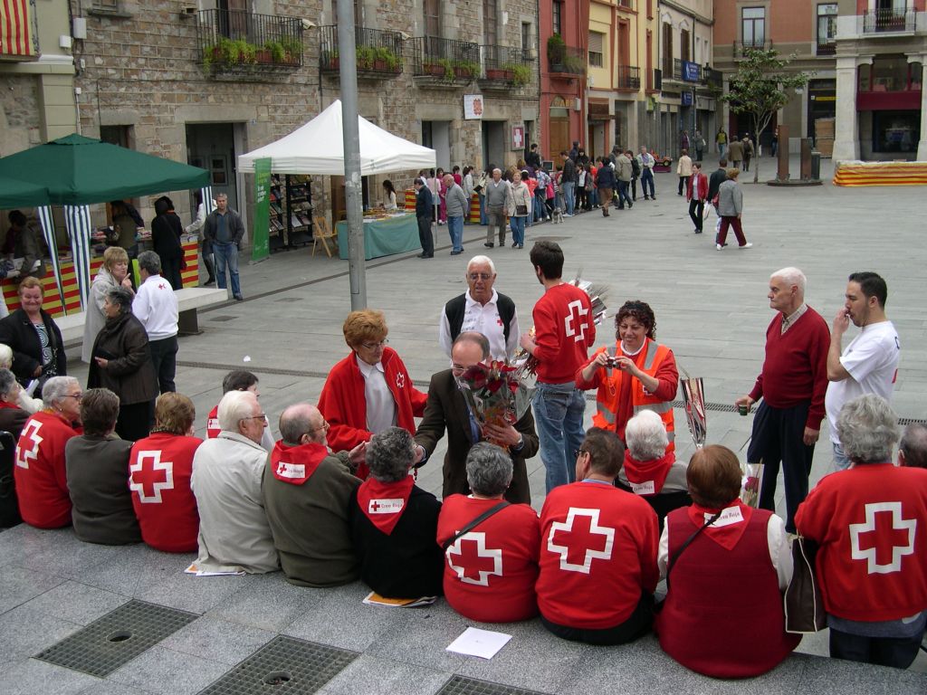 Lliurament de roses als avis de la Creu Roja - Foto 60550435