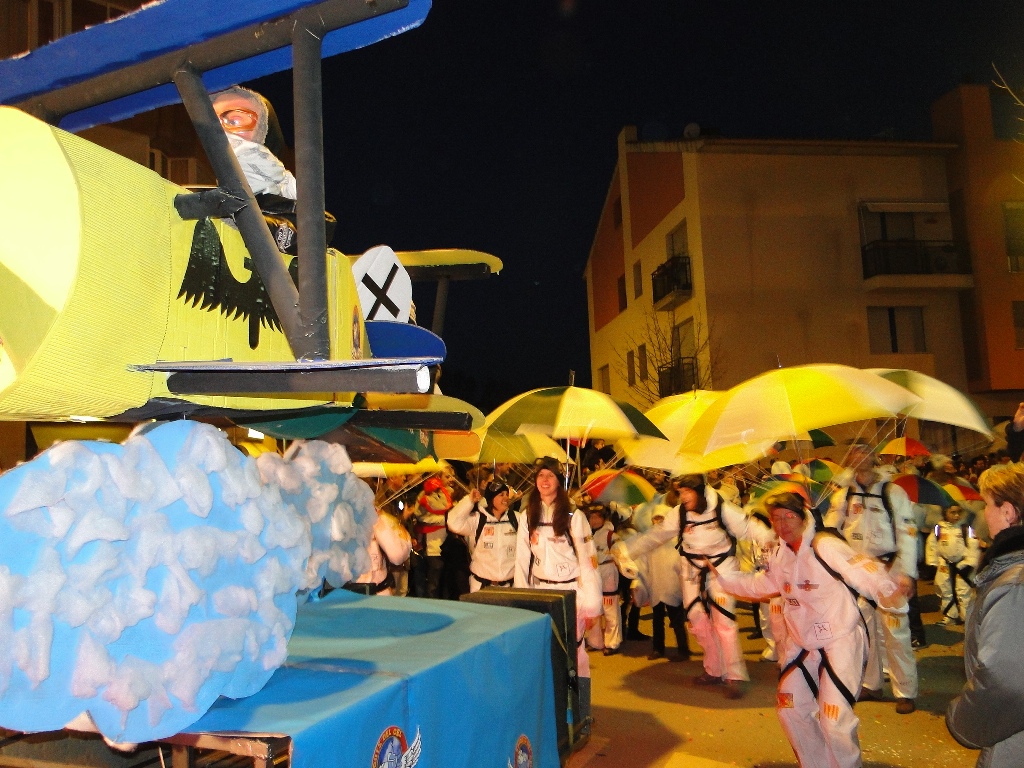 Rua de Carnaval - Foto 33795343