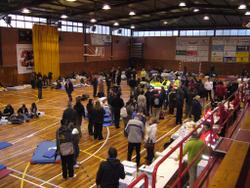 Gent allotjada al Pavell&oacute; municipal d'Esports