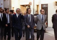 Inauguraci&oacute; de la nova escola de la Batll&ograve;ria, el 20 de maig de 1987. Passejant pel carrer Major de la Batll&ograve;ria, el conseller d'Ensenyament Joan Guitart, l'alcalde Antoni Pujol (a la seva dreta) i Josep Maria Coll Maj&oacute;, que aleshores era diputat al Parlament de Catalunya per CiU