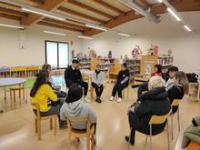 alumnes de catal&agrave; a la biblioteca
